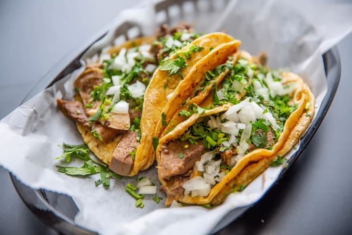 Tacos de pollo al paster/ Chicken Tacos (2pc)