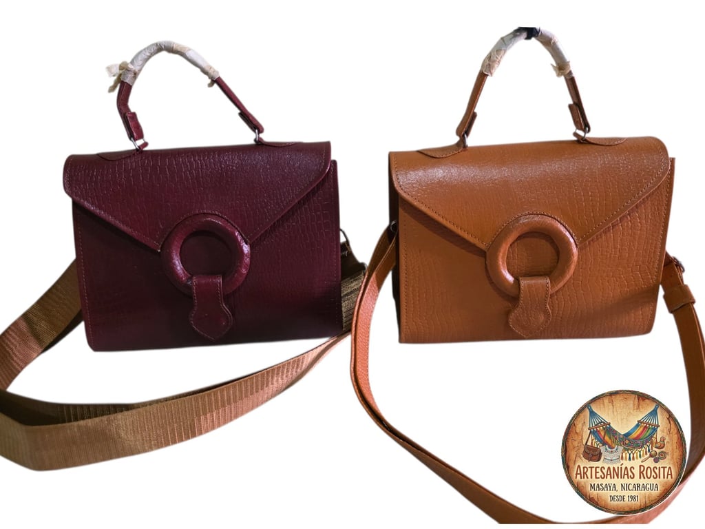 Bolso de cuero con herraje circular