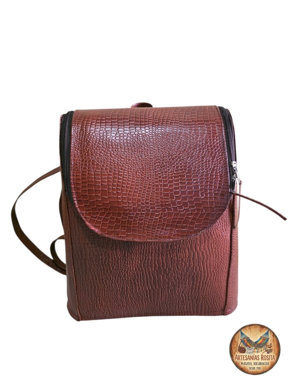 Mochila color café cuero marcado