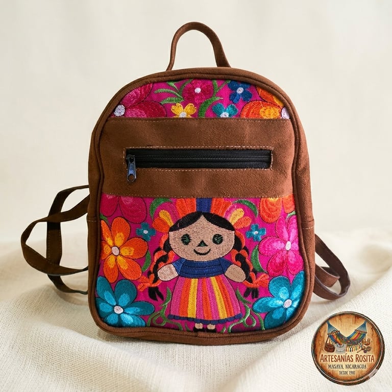 Mochila artesanal bordada con muñeca