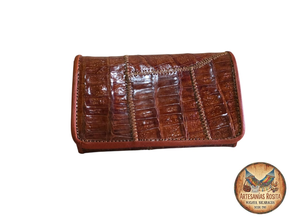 Billetera de cuero con textura de cocodrilo