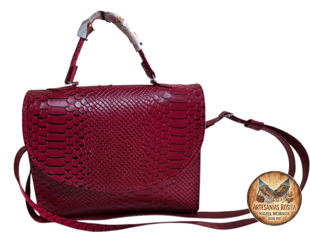 Bolso de cuero rojo con textura de serpiente
