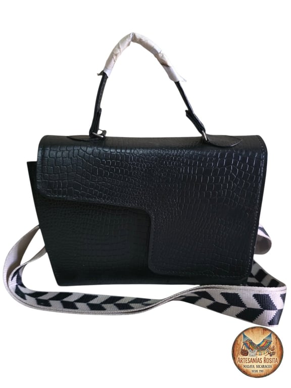 Bolso de cuero negro con textura de cocodrilo