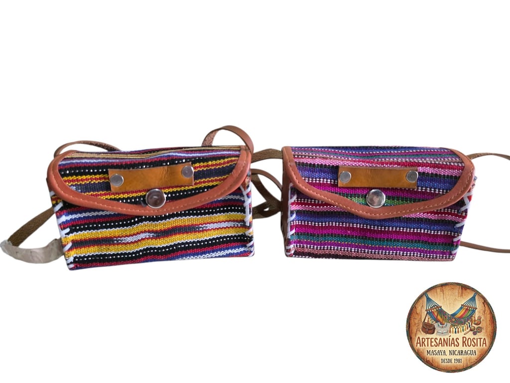 Bolso pequeño artesanal de tela con cuero