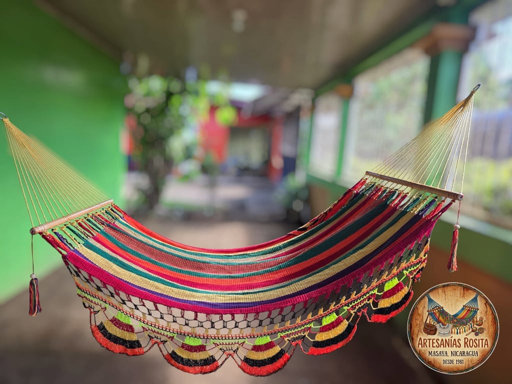 Hamaca tejida multicolor con flecos