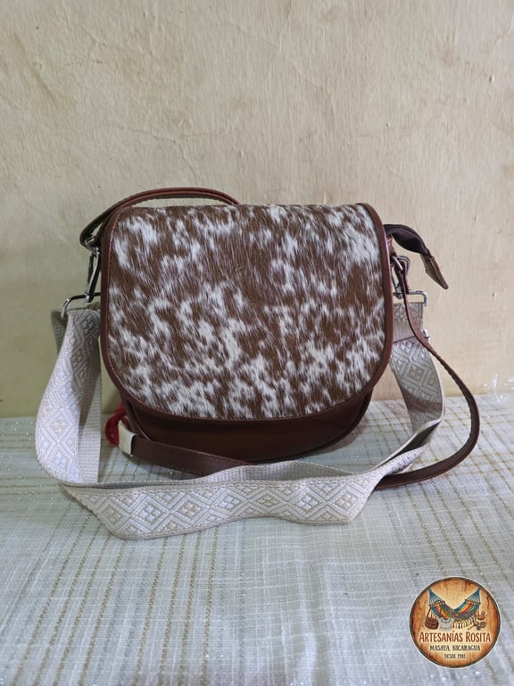 Bolso de cuero con pelo de vaca