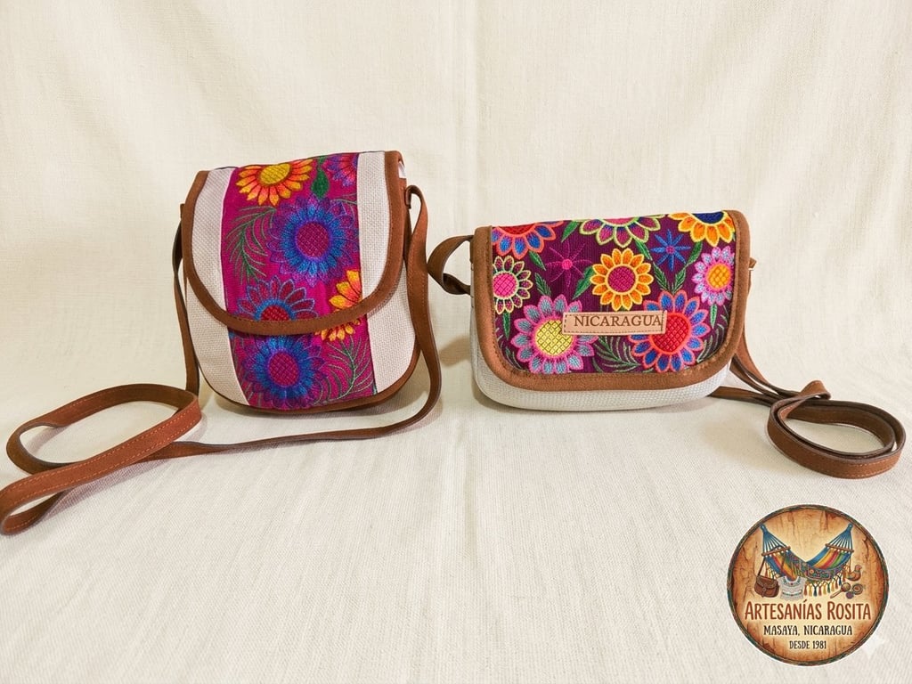 Bolsos artesanales bordados con flores