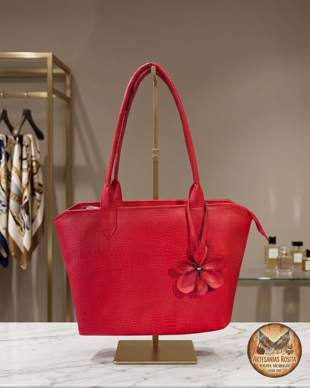 Bolso de cuero color rojo