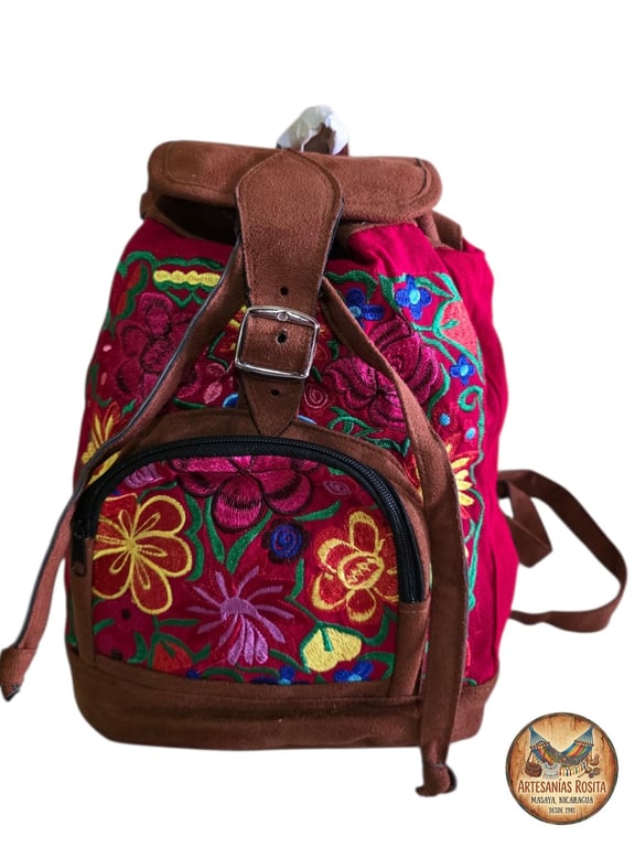 Mochila artesanal bordada con flores