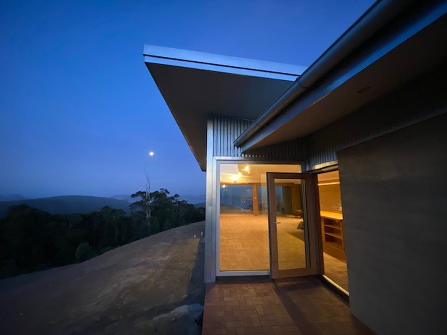 Nicholls Rammed Earth House, Ridgeline above Oyster Cove | Green Design ...