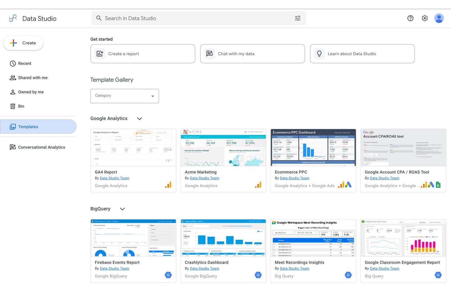 Interfaz de Google Data Studio que muestra una galería de plantillas con opciones de informes de analítica.