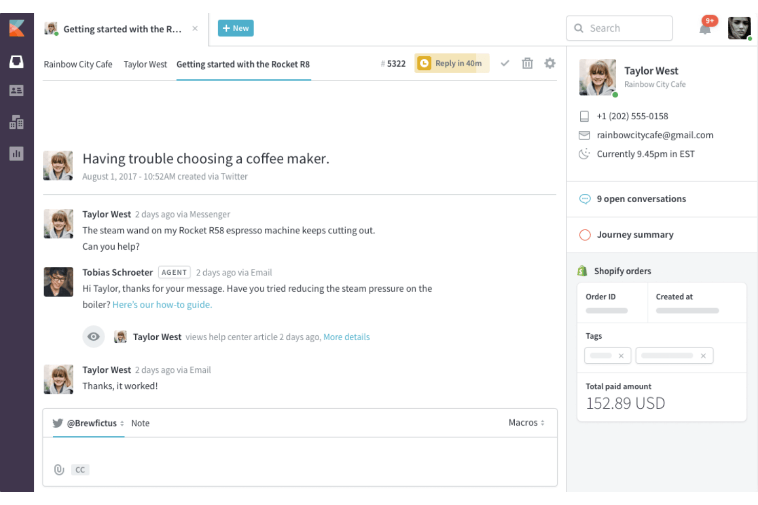 Interfaccia di assistenza clienti di Kayako che mostra un thread di conversazione multicanale e un pannello con i dettagli del cliente.