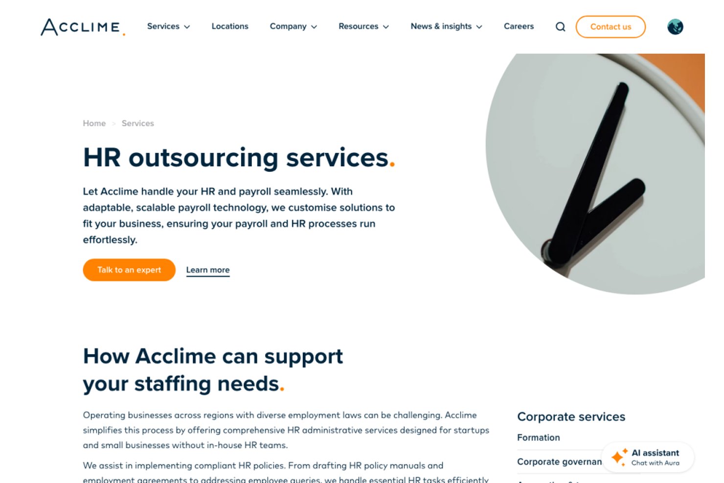 Webside om Acclimes HR-outsourcingtjenester med billede af et ur og en tjenestebeskrivelse.
