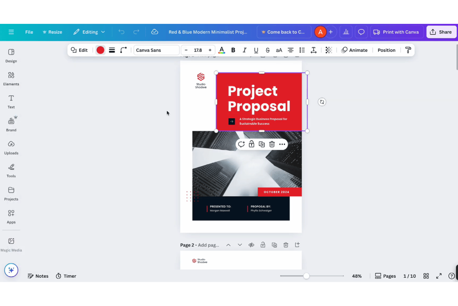 Canva-editor met een rood-blauw sjabloon voor een projectvoorstel en een werkbalk voor tekstbewerking.