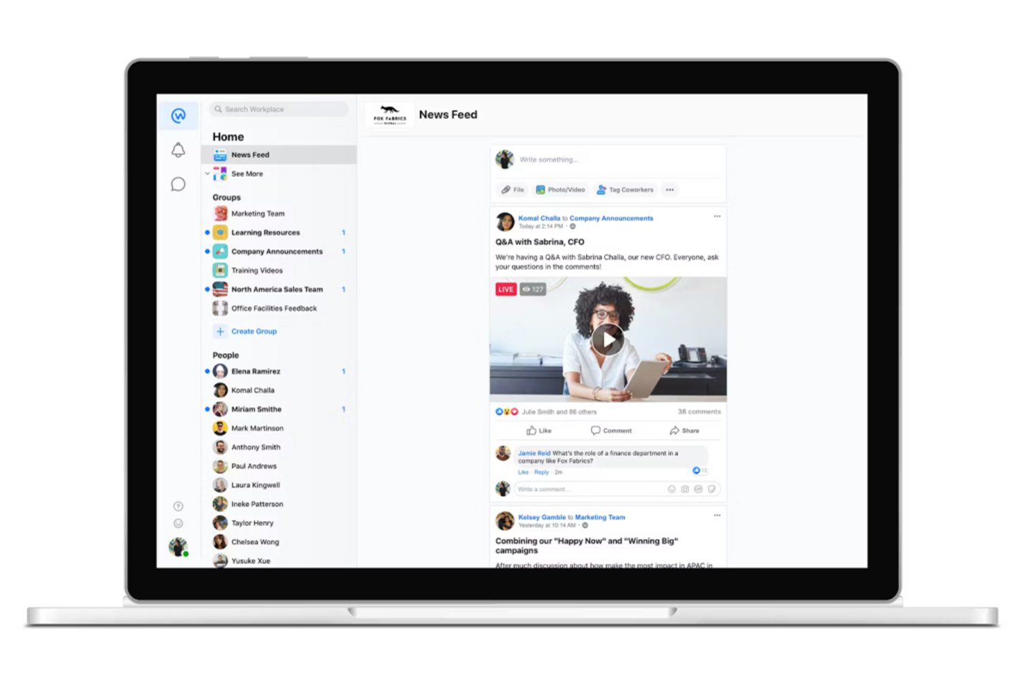 Bærbar computer, der viser et socialt nyhedsfeed på en social arbejdsplads med live videostreaming.