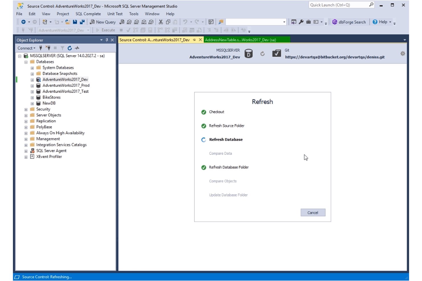 SQL Server Management Studio mostra una finestra di dialogo Aggiorna con i passaggi del controllo del codice sorgente Git in corso.