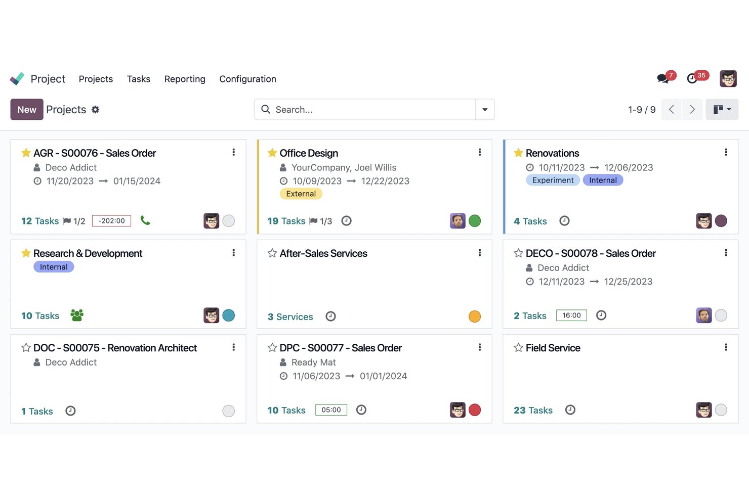 Panel de gestión de proyectos de Odoo que muestra nueve tarjetas de proyectos con tareas y fechas.