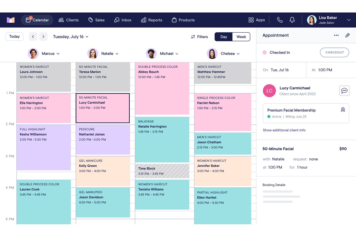 Calendario del software para spas Mangomint que muestra los horarios del personal y el panel de detalles de las citas.