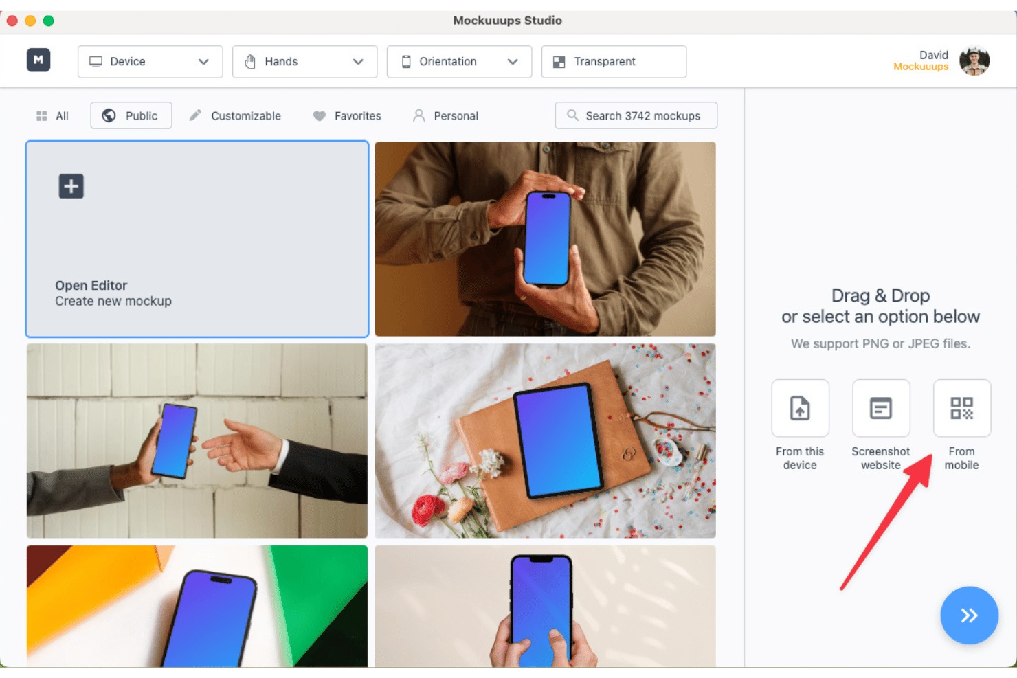 Mockuuups Studio-gränssnitt som visar ett mockupgalleri och en panel med alternativ för bilduppladdning.