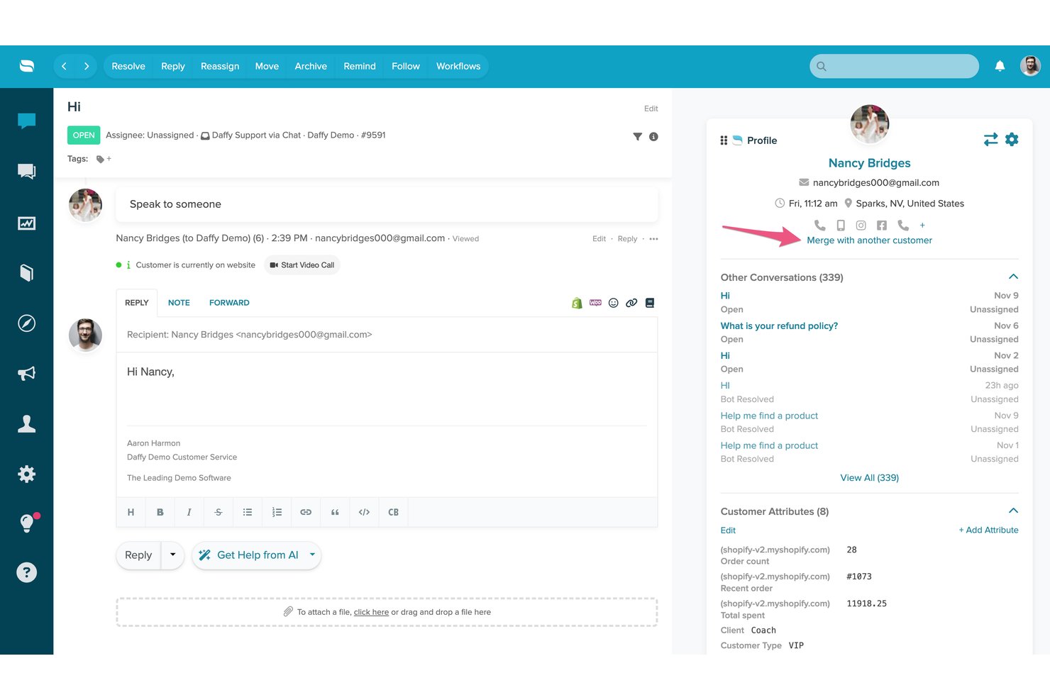 Interfaccia di assistenza clienti di Re:amaze che mostra una conversazione, il profilo del cliente e l'editor delle risposte.