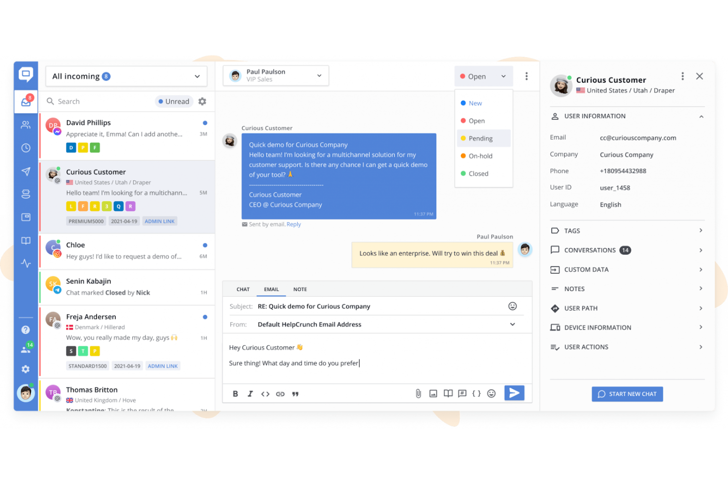 Casella di posta condivisa di HelpCrunch con conversazioni dei clienti, risposte via e-mail, opzioni per lo stato delle conversazioni e dettagli del profilo cliente.