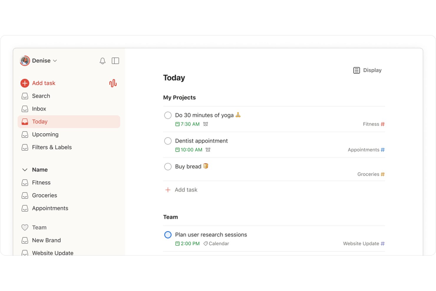 Todoists vy I dag visar personliga uppgifter och teamuppgifter med tider och projektetiketter.