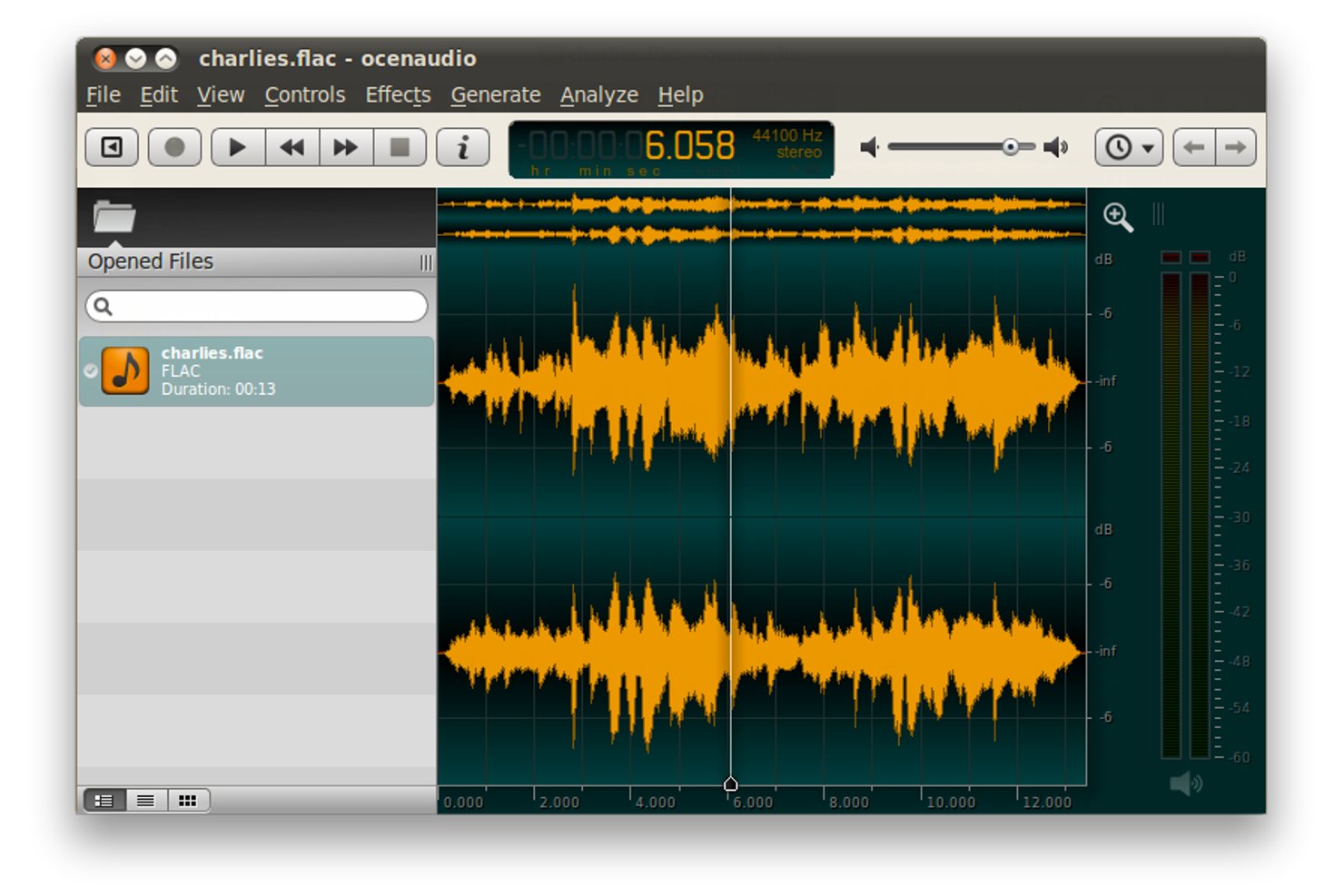 De audio-editor van Ocenaudio toont een stereogolfvorm van charlies.flac met een duur van 13 seconden op Linux.