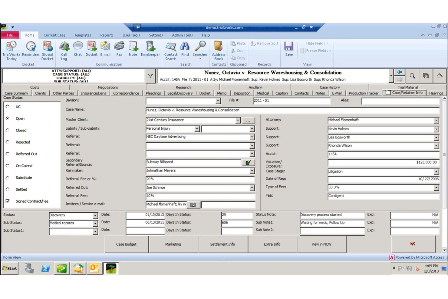TrialWorks-formulier voor casemanagement met een samenvatting van de zaak, toegewezen advocaten, verwijzingsbronnen en velden voor de processtatus.