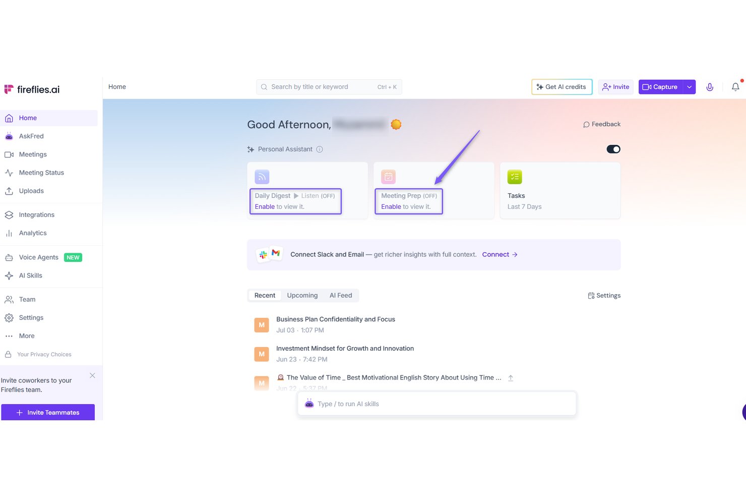 Fireflies.ai-startpanel som visar kort för Personlig assistent, en lista över de senaste mötena och ett navigeringssidofält.