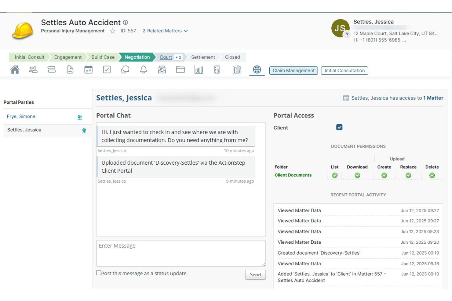 Portale clienti di Actionstep che mostra messaggi della chat, caricamento dei documenti e autorizzazioni di accesso.