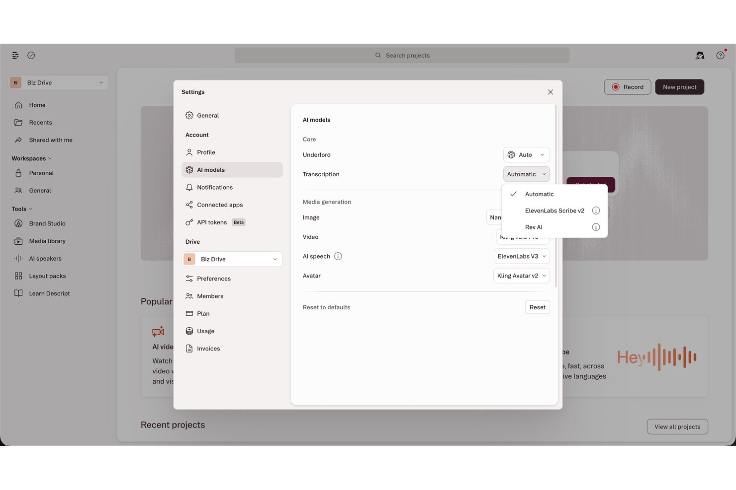 Descript-Einstellungsbereich mit Optionen für KI-Transkriptionsmodelle, darunter Automatisch, ElevenLabs Scribe v2 und Rev AI.