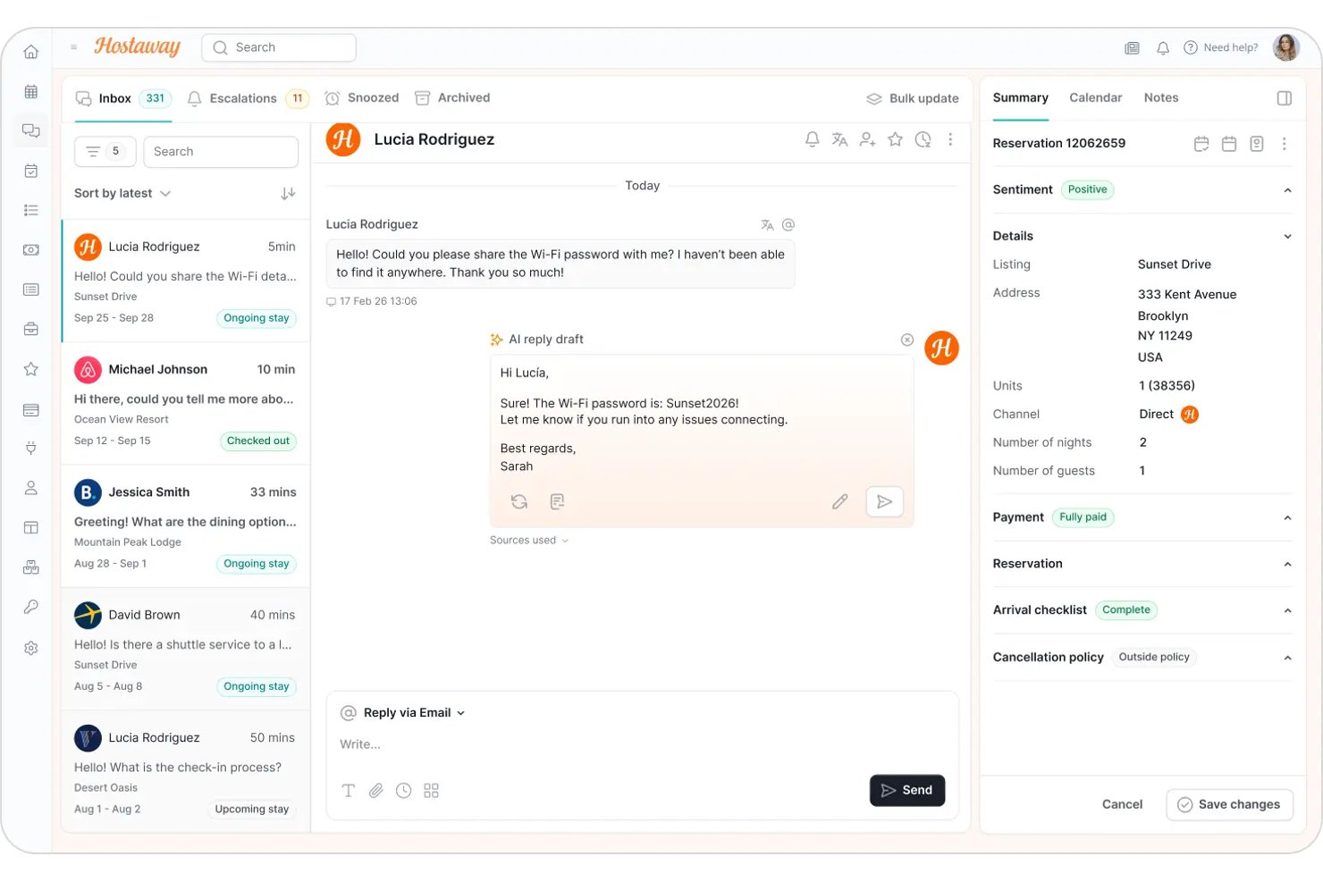 Hostaway-inbox met een door AI opgesteld antwoord op een bericht van een gast over het wifi-wachtwoord.