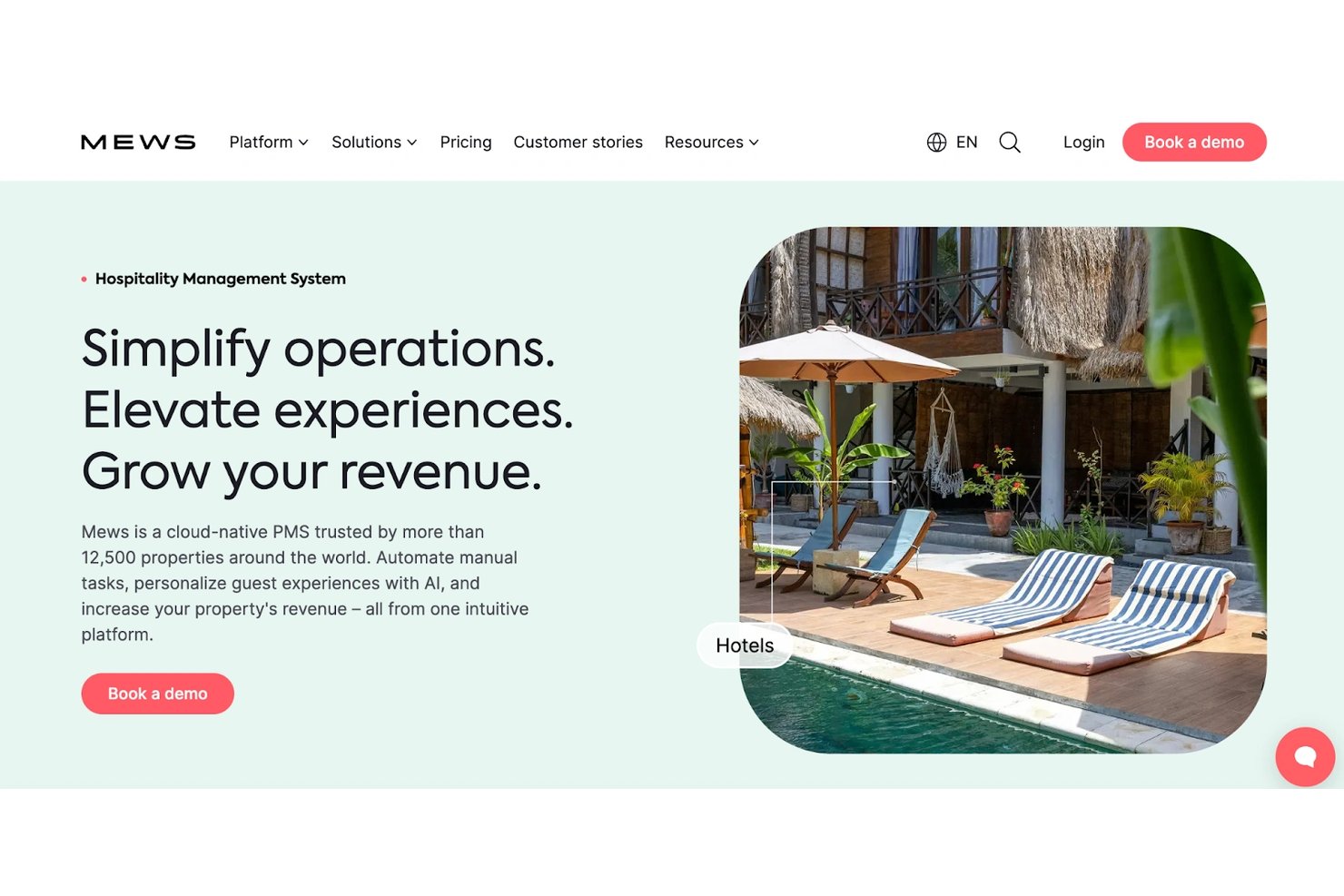 Startpagina van Mews met software voor hotelbeheer en een heldensectie met een foto van een resortzwembad.