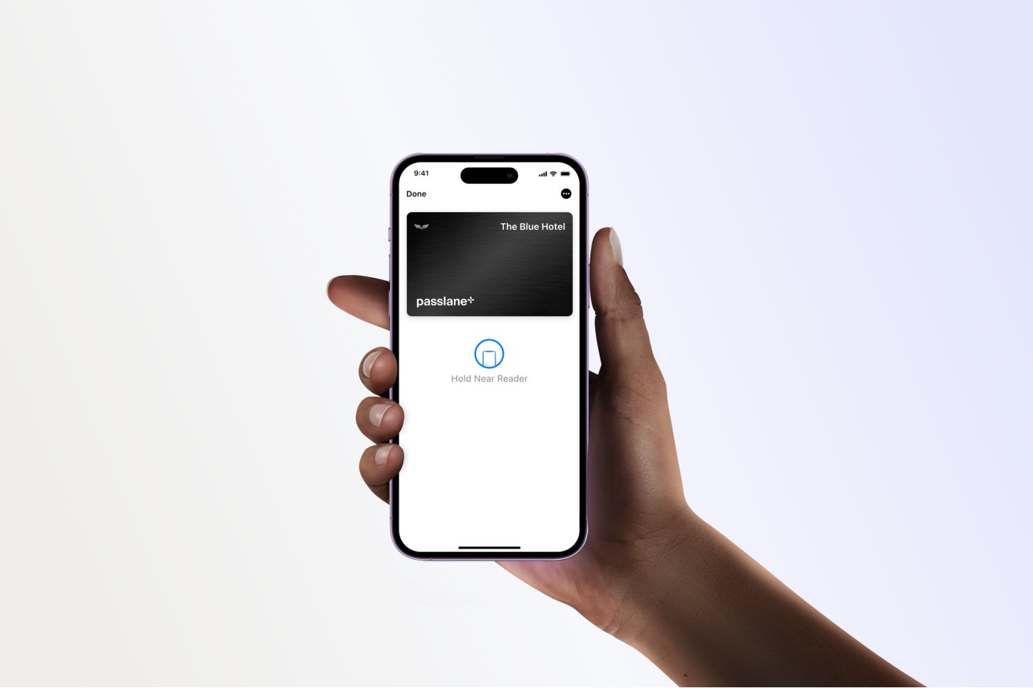 Hand som håller en iPhone som visar ett digitalt hotellnyckelkort med uppmaningen Håll nära läsaren.