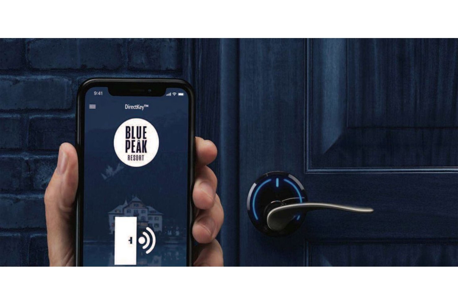 Hand som håller en smartphone med DirectKey-appen nära ett smart dörrlås.