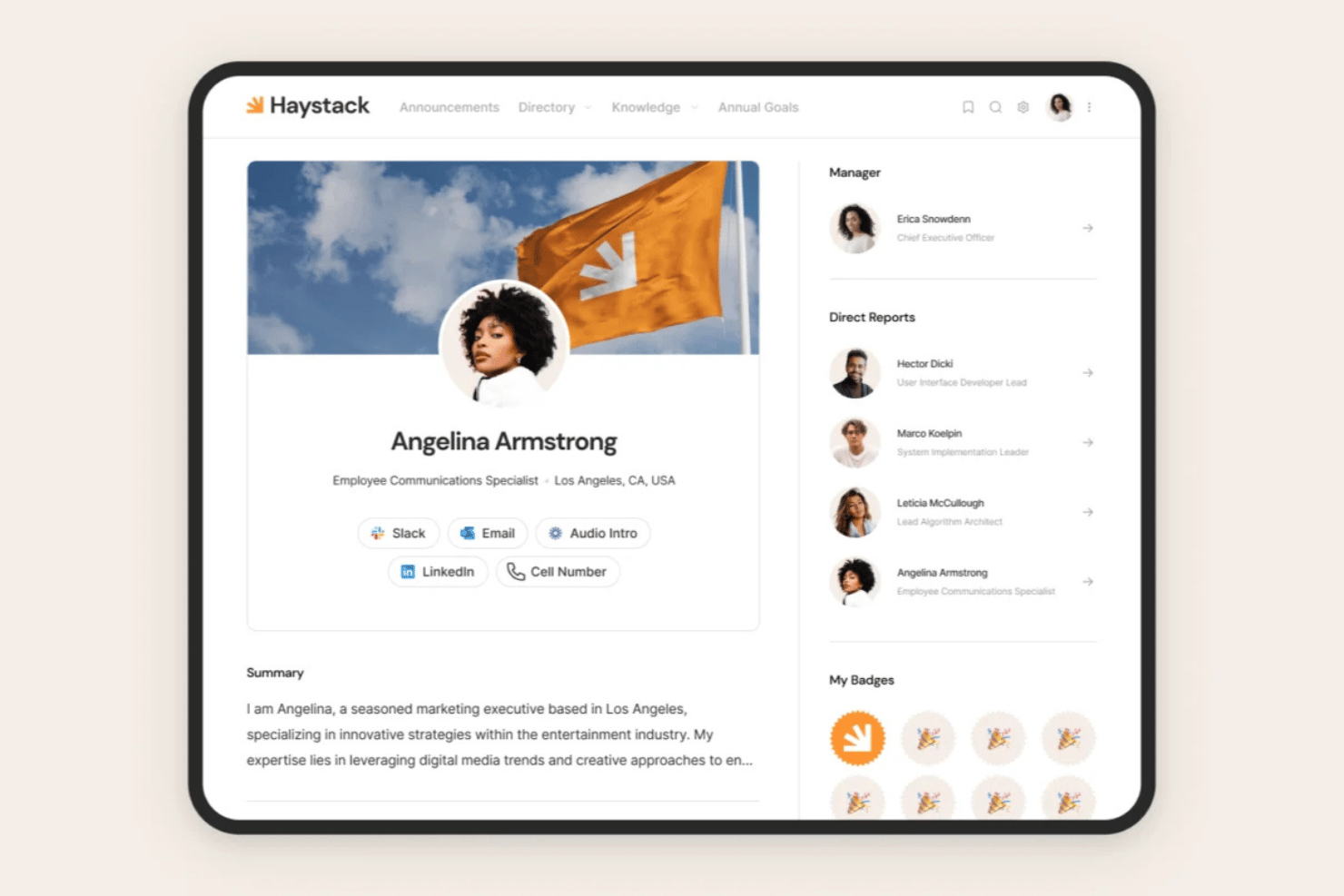 Tablet waarop een medewerkersprofielpagina met organigram en badges in Haystack wordt weergegeven.