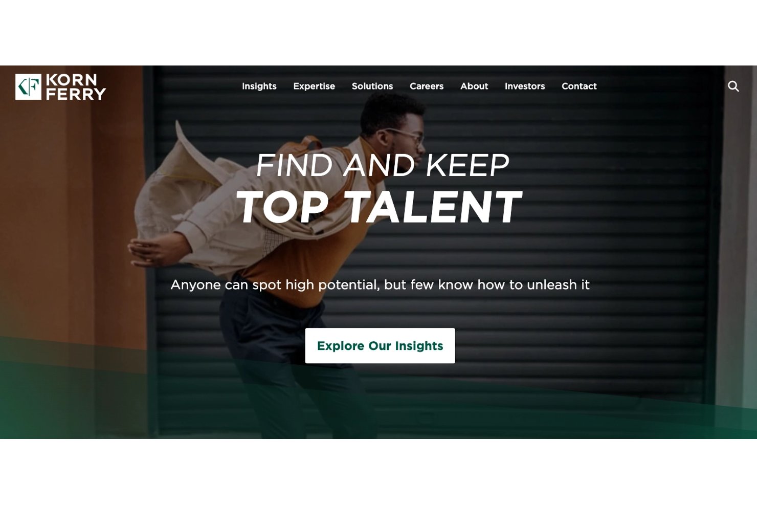 Página de inicio de Korn Ferry con el titular «Encuentra y conserva al mejor talento» y el menú de navegación.