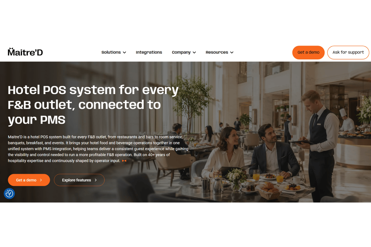 Maitre'D koordiniert die Gastronomie eines Hotels über Restaurants, Bars, Bankett- und Zimmerservicebereiche hinweg mit Tischservice, Küchenweiterleitung, mobilen Bestellungen und dem Buchen von Zimmerbelastungen.