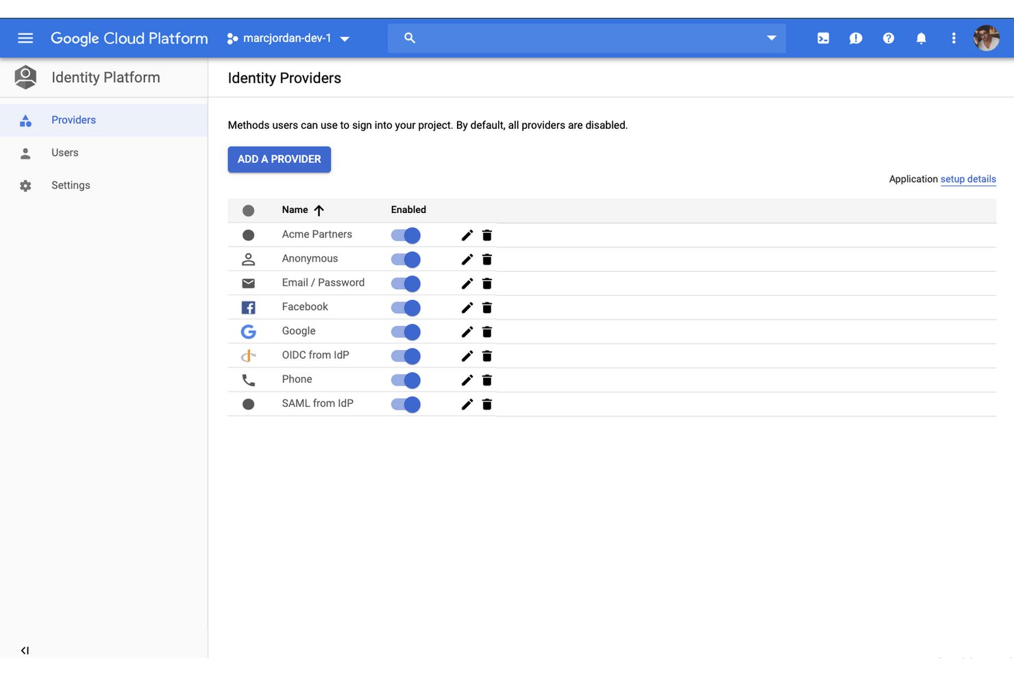 Google Cloud Identity Platform muestra una lista de ocho proveedores de identidad habilitados.