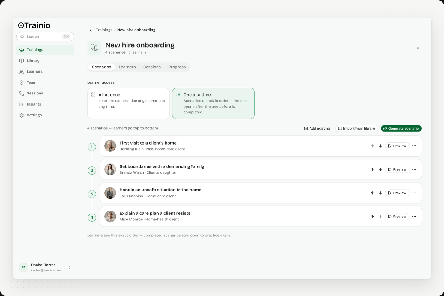 Schermata della formazione per l'inserimento in Trainio che mostra quattro scenari di simulazione di ruolo ordinati, con opzioni di anteprima.