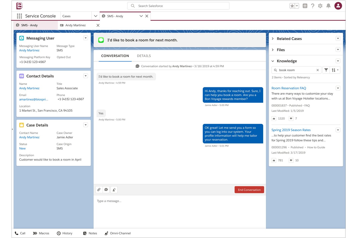 Salesforce Service Console som visar en SMS-chatt med en förfrågan om rumsbokning och en kunskapspanel.