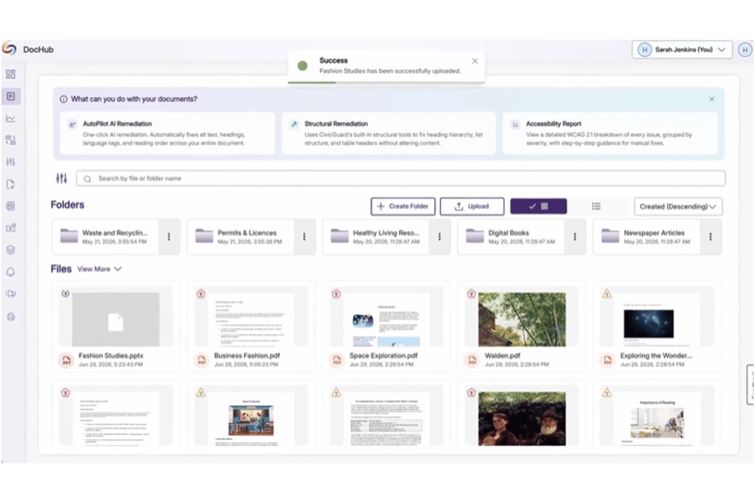 Panel de DocHub que muestra archivos y carpetas cargados, así como opciones de remediación de accesibilidad.