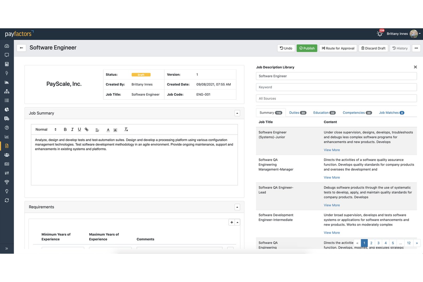 Editor de descripciones de puestos de Payscale con un panel de biblioteca que muestra resúmenes de funciones.