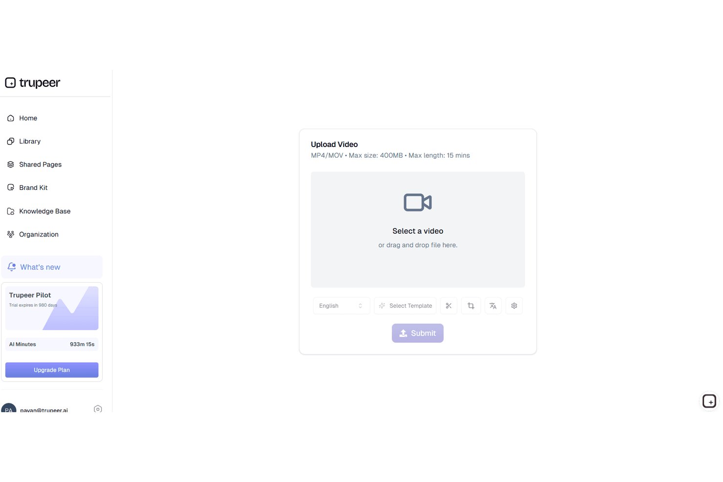 Interfaz de carga de videos de Trupeer con área de arrastrar y soltar y botón de envío.