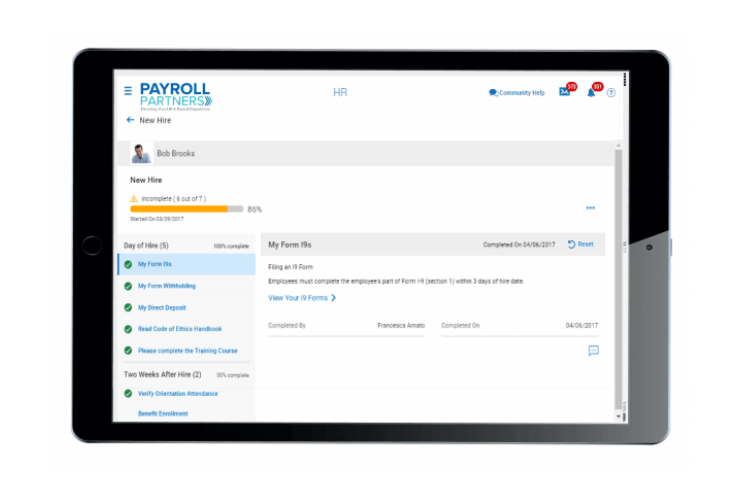 Tablette affichant la liste de contrôle d’intégration des nouvelles recrues de Payroll Partners HR, achevée à 86 %.