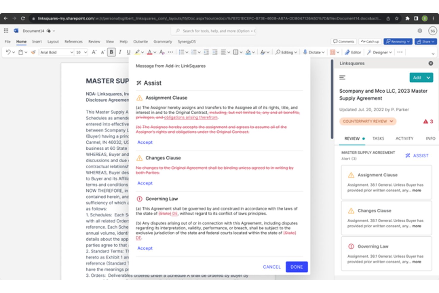 Panneau de l’assistant IA de LinkSquares mettant en évidence des clauses contractuelles dans un document Word.