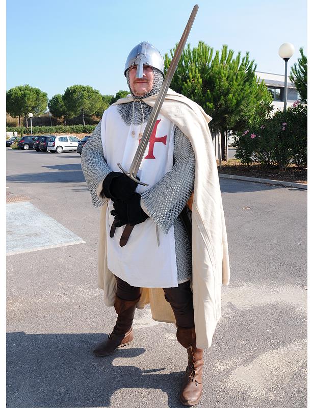 Un Participant De Festival De Chevalier S'est Habillé Dans Un Costume  Samouraï Disposé Pour Un Combat Avec Une épée De Mousse Ave Image stock  éditorial - Image du casque, antiquité: 114131189