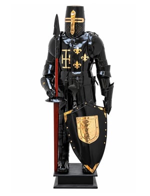 Armure Chevalier Noir sur socle en bois, avec lance et bouclier noir aux ornements dorés.
