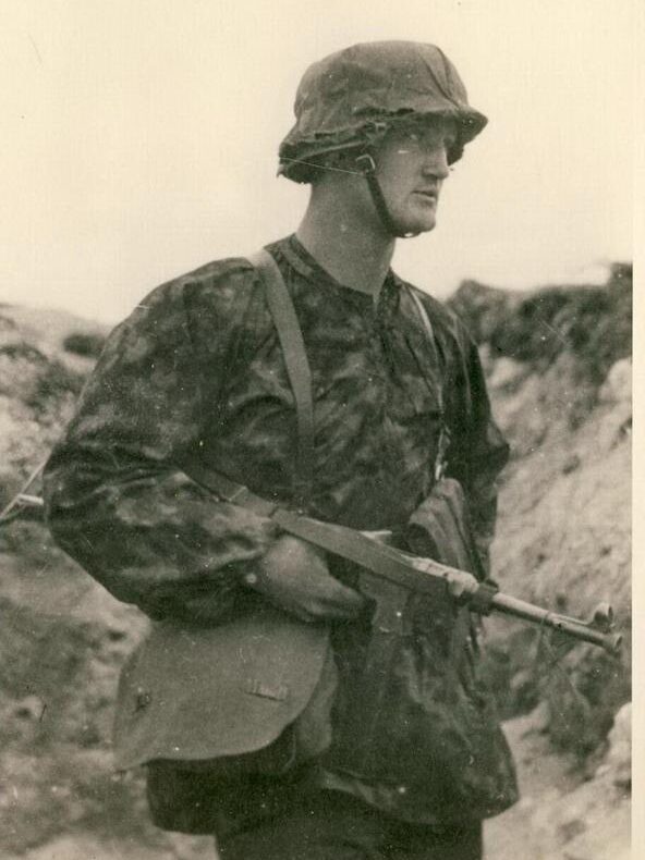 Soldat allemand avec la mitrailleuse MP 40
