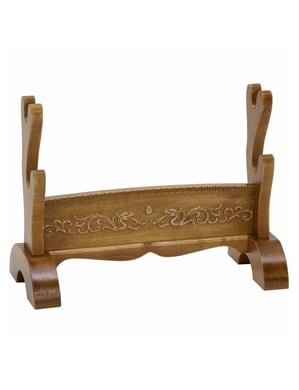 Support en bois brun pour deux katanas, avec décor de dragons, deux niveaux et pieds incurvés.